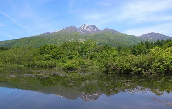 いもり池 (Imori Pond) - 水面に「逆さ妙高」を映し出す静寂の池